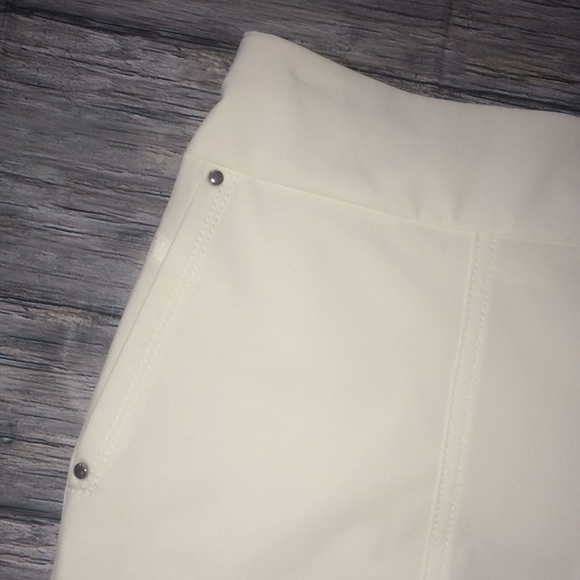 Zenergy by Chico’s White Pull On Shorts - Picture 4 of 9